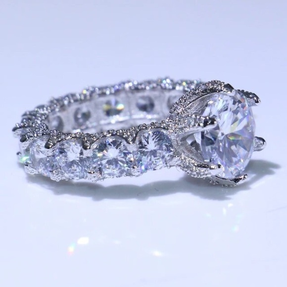Simulated Diamonds Exaggerated  vintage Beautiful Ring - Picture 5 of 10